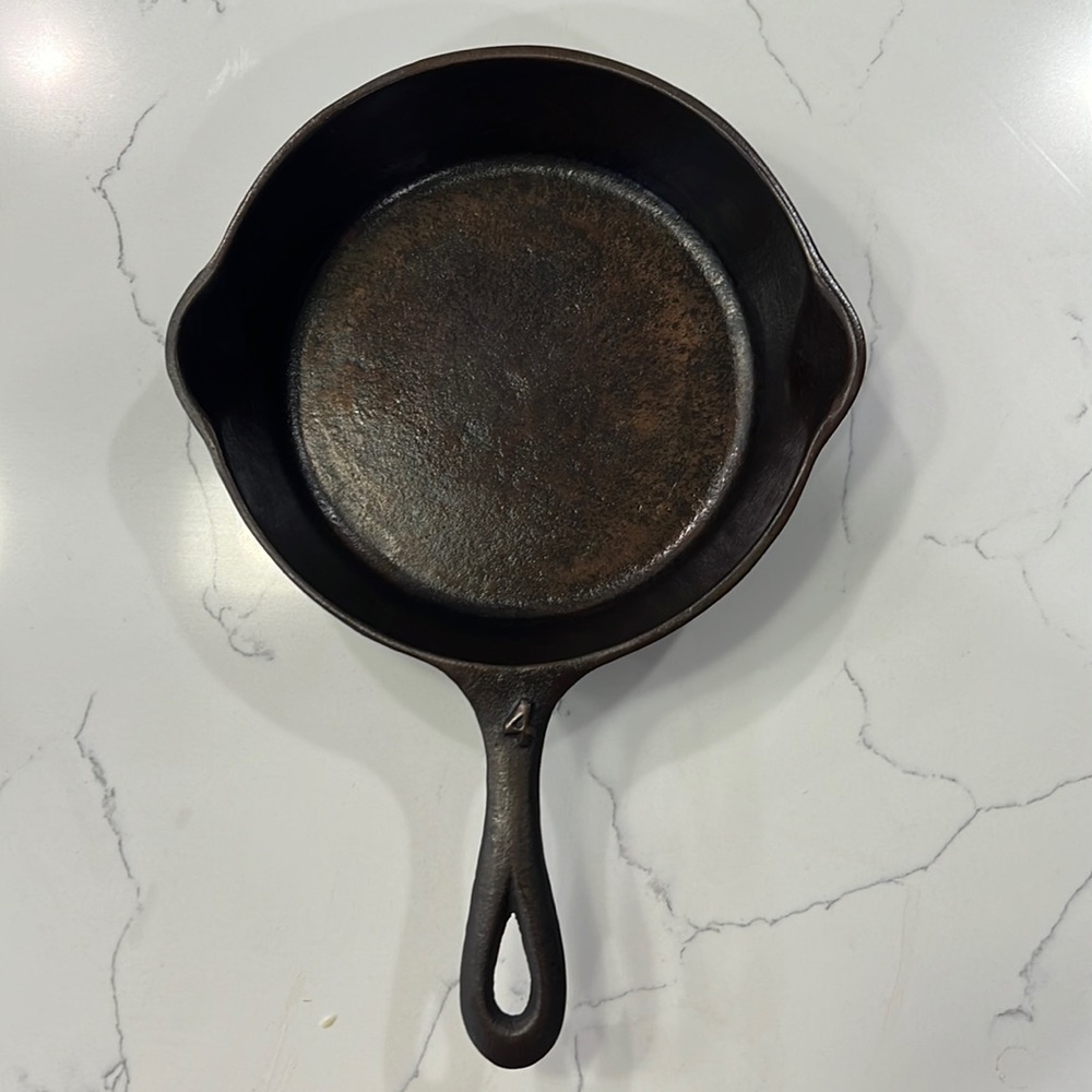 Vintage Single Notch Raised #4 Cast Iron Skillet